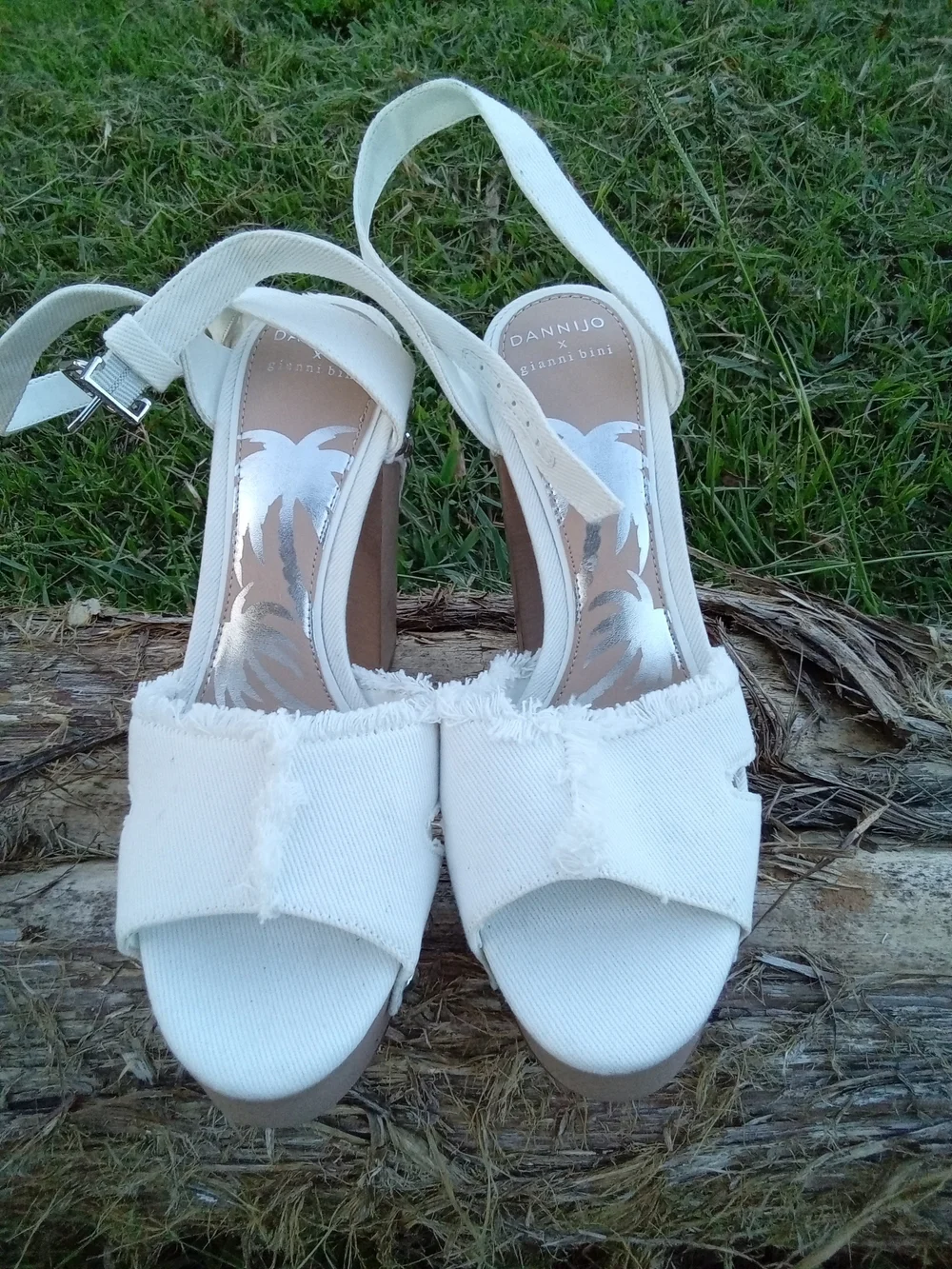 Gianni Bini x Dannijo White Frayed Denim Studded Platform Sandals Size 6.5